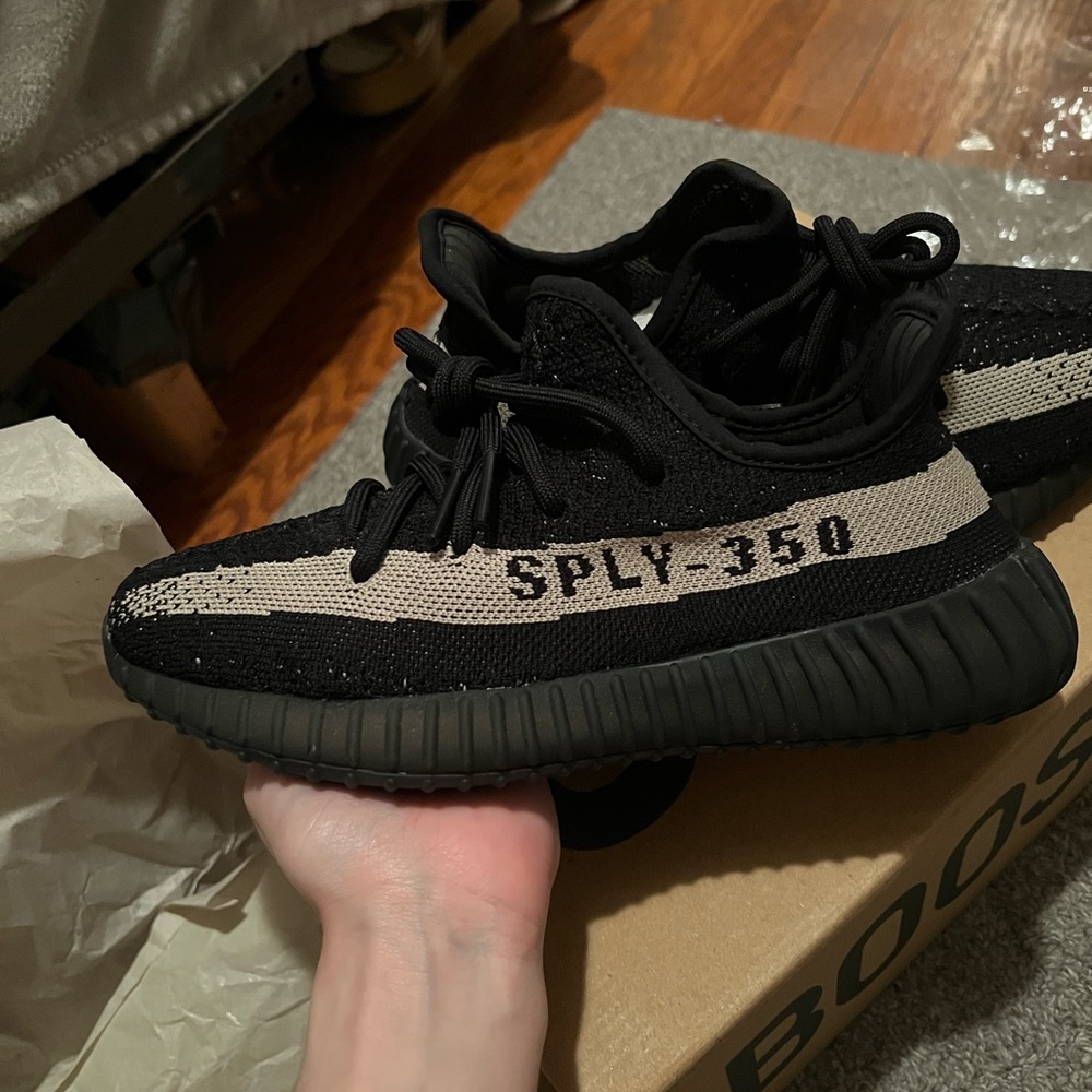 Authentic Yeezy 350 v2 Oreo Size 5 Mens